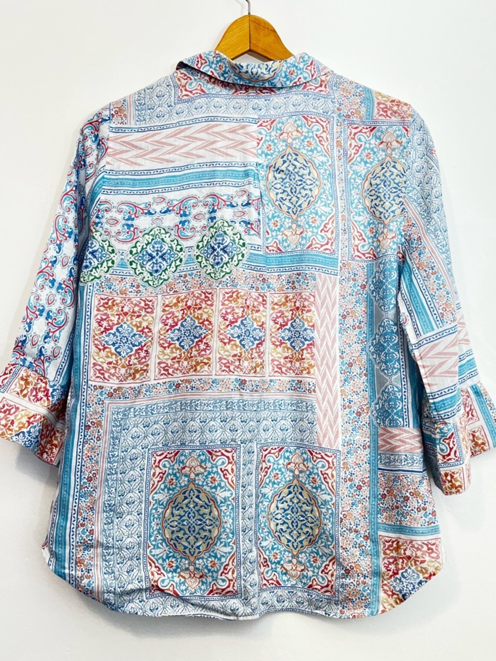 Chico’s 100% Linen Patchwork Medallion Tile Short Sleeve Button Down Blouse - Picture 4 of 7